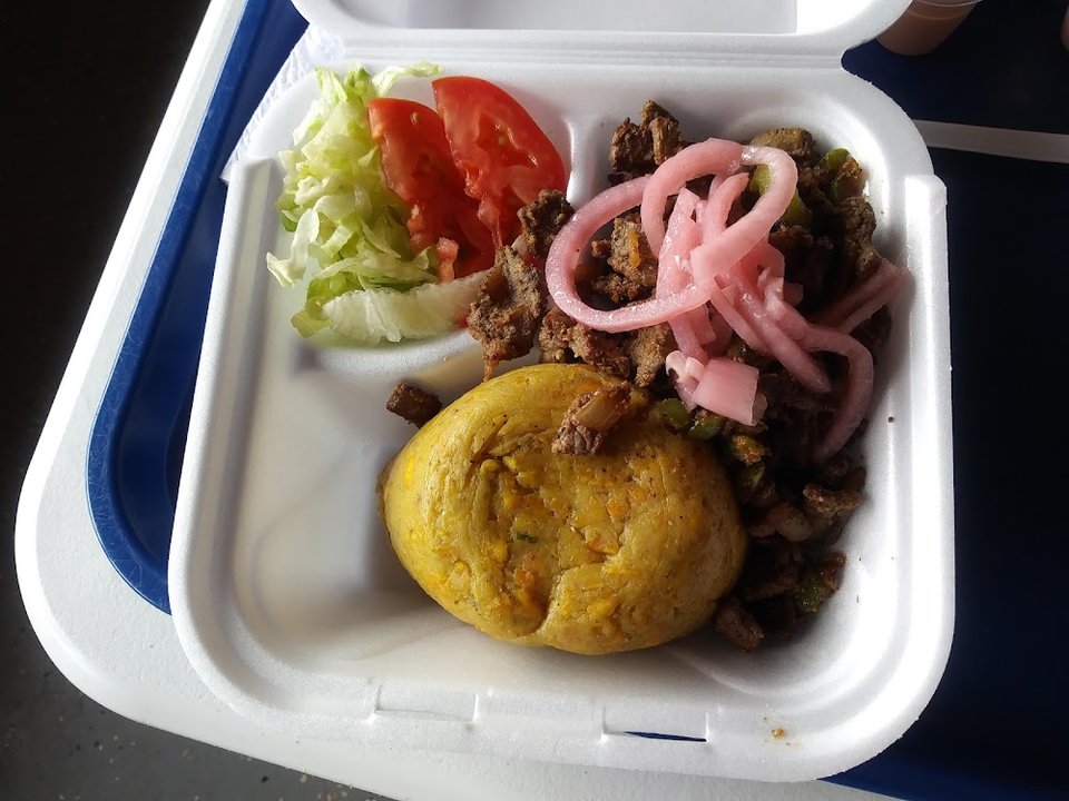 Mofongo Con Bistec Encebollado Y Ensalada